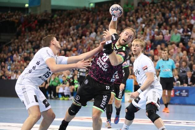 SG Flensburg-Handewitt - THW Kiel, EHF Champions League; Flensburg, 29.11.17 Flensburg, 29.11.17, Handball, VELUX EHF Champions League, Saison 2017 2018, Gruppenphase, SG Flensburg-Handewitt - THW Kiel : Henrik Toft Hansen (SG Flensburg-Handewitt, 23), Christian Dissinger (THW Kiel, 15)