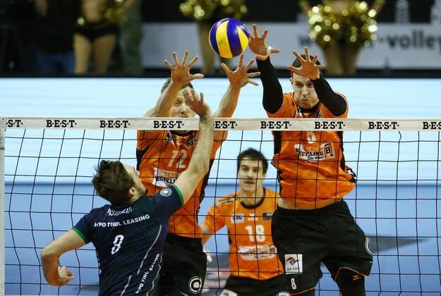 Bartosz Pietruczuk im Angriff, Paul Carroll, Pierre Pujol, Graham Vigrass Volleyball Bundesliga Herren Saison 2017 2018 29.11.2017 BR Volleys Berlin BRV vs. Hypo Tirol Alpen Volleys