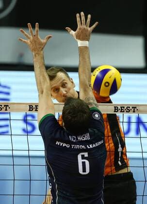 Paul Carroll im Angriff, Danilo Gelinski Volleyball Bundesliga Herren Saison 2017 2018 29.11.2017 BR Volleys Berlin BRV vs. Hypo Tirol Alpen Volleys