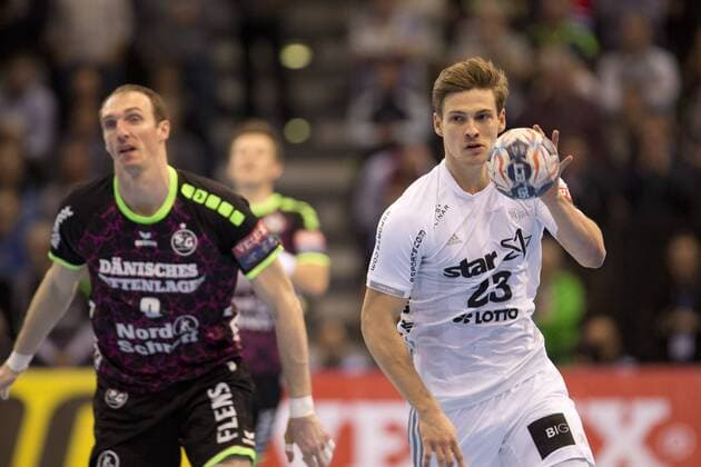 Handball Champions League Gruppe B 2017 2018 - SG Flensburg-Handewitt vs. THW Kiel Rune Dahmke (Kiel) rennt Holger Glandorf (Flensburg) davon. Flens Arena Hamburg Foto: Frank Schoof