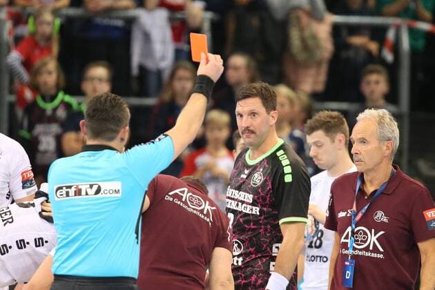 Bilder des Tages - SPORT SG Flensburg-Handewitt - THW Kiel, EHF Champions League; Flensburg, 29.11.17 Flensburg, 29.11.17, Handball, VELUX EHF Champions League, Saison 2017 2018, Gruppenphase, SG Flensburg-Handewitt - THW Kiel : Rote Karte gegen Tobias Karlsson (SG Flensburg-Handewitt, 03)