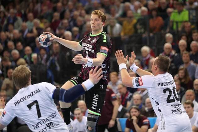 SG Flensburg-Handewitt - THW Kiel, EHF Champions League; Flensburg, 29.11.17 Flensburg, 29.11.17, Handball, VELUX EHF Champions League, Saison 2017 2018, Gruppenphase, SG Flensburg-Handewitt - THW Kiel : Simon Jeppsson (SG Flensburg-Handewitt, 17), Rene Toft Hansen (THW Kiel, 07), Christian Zeitz (THW Kiel, 20)