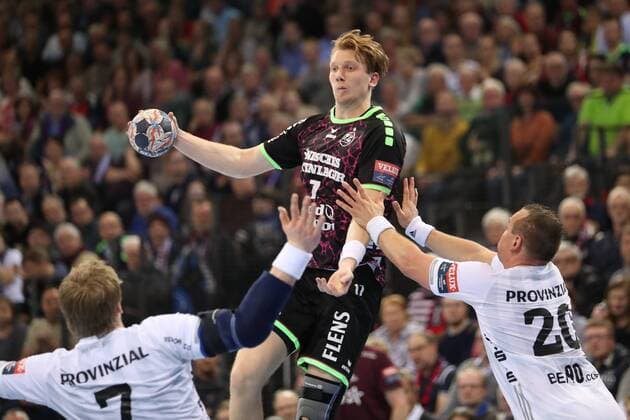 SG Flensburg-Handewitt - THW Kiel, EHF Champions League; Flensburg, 29.11.17 Flensburg, 29.11.17, Handball, VELUX EHF Champions League, Saison 2017 2018, Gruppenphase, SG Flensburg-Handewitt - THW Kiel : Simon Jeppsson (SG Flensburg-Handewitt, 17), Rene Toft Hansen (THW Kiel, 07), Christian Zeitz (THW Kiel, 20)