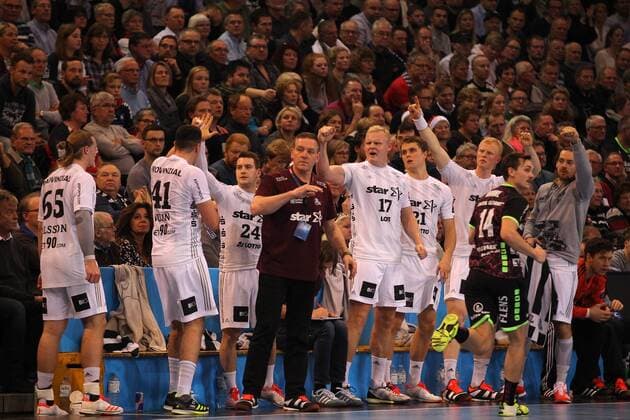 Handball Champions League Gruppe B 2017 2018 - SG Flensburg-Handewitt vs. THW Kiel Trainer Alfred Gislason (Kiel) und die Mannschaft des THW jubeln . Flens Arena Hamburg Foto: Frank Schoof