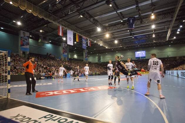 Handball Champions League Gruppe B 2017 2018 - SG Flensburg-Handewitt vs. THW Kiel Kentin Mahe (Flensburg) im Sprungwurf aufs Tor von Torwart Andreas Wolff (Kiel) , Arena in der Totalen . Flens Arena Hamburg Foto: Frank Schoof