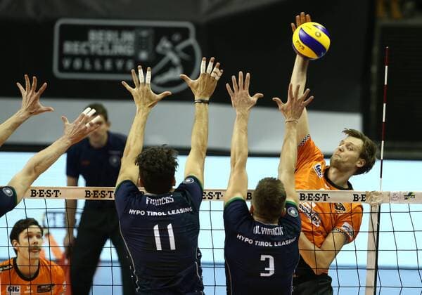 Robert Kromm im Angriff, Pedro Frances, Peter Mlynarcik Volleyball Bundesliga Herren Saison 2017 2018 29.11.2017 BR Volleys Berlin BRV vs. Hypo Tirol Alpen Volleys