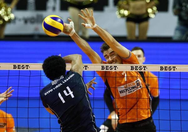Douglas Duarte da Silva im Angriff, Georg Klein Volleyball Bundesliga Herren Saison 2017 2018 29.11.2017 BR Volleys Berlin BRV vs. Hypo Tirol Alpen Volleys