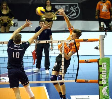 GER, 1.VBL, BR VOLLEYS VS. Hypo Tirol AlpenVolleys Haching 29.11.2017, Max Schmeling Halle, Berlin, GER, 1.VBL, BR VOLLEYS VS. Hypo Tirol AlpenVolleys Haching, im Bild Robert Kromm (BR Volleys 3), RUDY VERHOEFF (AlpenVolleysHaching 10)