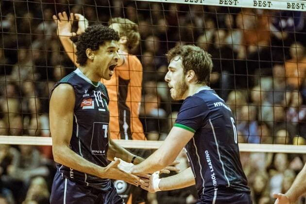 Jubel Douglas DUARTE SOUZA DA SILVA (BR - Hypo Tirol Alpenvolleys Haching) und Danilo GELINSKI (BR - Hypo Tirol Alpenvolleys Haching) 29.11.2017, Berlin Recycling Volleys - Hypo Tirol AlpenVolleys Haching, Volleyball-Bundesliga, Punktspiel, Berlin, Max-Schmeling-Halle