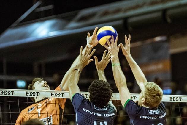 Angriff Georg KLEIN (DE - Berlin Recycling Volleys) gegen Block Douglas DUARTE SOUZA DA SILVA (BR - Hypo Tirol Alpenvolleys Haching) und Rudy Pieter VERHOEFF (CA - Hypo Tirol Alpenvolleys Haching) 29.11.2017, Berlin Recycling Volleys - Hypo Tirol AlpenVolleys Haching, Volleyball-Bundesliga, Punktspiel, Berlin, Max-Schmeling-Halle