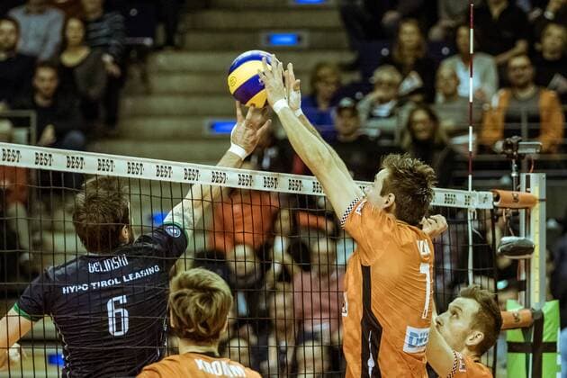 Angriff Danilo GELINSKI (6 - BR - Hypo Tirol Alpenvolleys Haching) gegen Georg KLEIN (7 - DE - Berlin Recycling Volleys) 29.11.2017, Berlin Recycling Volleys - Hypo Tirol AlpenVolleys Haching, Volleyball-Bundesliga, Punktspiel, Berlin, Max-Schmeling-Halle
