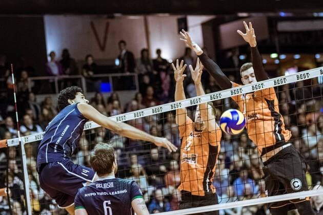 Angriff Douglas DUARTE SOUZA DA SILVA (14 - BR - Hypo Tirol Alpenvolleys Haching) 29.11.2017, Berlin Recycling Volleys - Hypo Tirol AlpenVolleys Haching, Volleyball-Bundesliga, Punktspiel, Berlin, Max-Schmeling-Halle