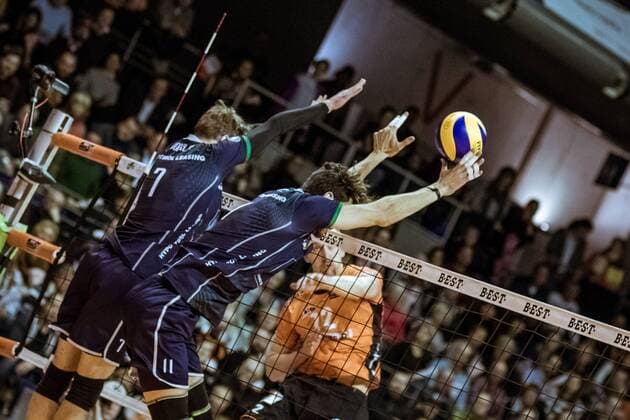 Angriff Paul CARROLL (12- AU - Berlin Recycling Volleys) gegen Block Igor Oskar GROBELNY (7 - BE - Hypo Tirol Alpenvolleys Haching), Douglas DUARTE SOUZA DA SILVA (14 - BR - Hypo Tirol Alpenvolleys Haching) 29.11.2017, Berlin Recycling Volleys - Hypo Tirol AlpenVolleys Haching, Volleyball-Bundesliga, Punktspiel, Berlin, Max-Schmeling-Halle