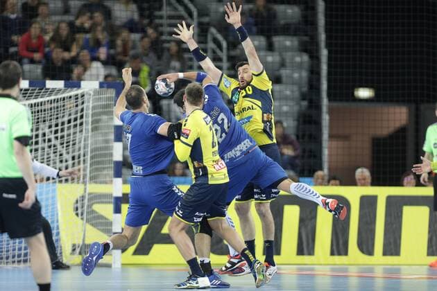 Zagreb, 29.11.2017. - Arena Zagreb hall, 2017 18 EHF Men s Champions League Group Phase. HC Prvo plinarsko drustvo (blue) - Rhein-Neckar Löwen (yellow) 30:26 Josip VALCIC (22) vs REINKIND Harald (27) and GUARDIOLA VILLAPLANA Gedeon (30) 