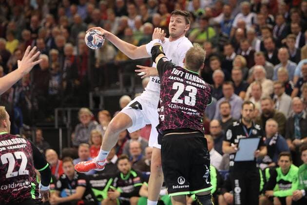 Christian Dissinger (THW Kiel, 15), Henrik Toft Hansen (SG Flensburg-Handewitt, 23) Flensburg Schleswig-Holstein Deustchland Flens-Arena Copyright: xAgentur54Gradx xSpeedphotosx