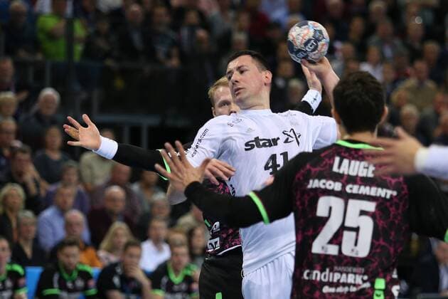 Marko Vujin (THW Kiel, 41), Anders Zachariassen (SG Flensburg-Handewitt, 22), Rasmus Lauge Schmidt (SG Flensburg-Handewitt, 25) Flensburg Schleswig-Holstein Deustchland Flens-Arena Copyright: xAgentur54Gradx xSpeedphotosx
