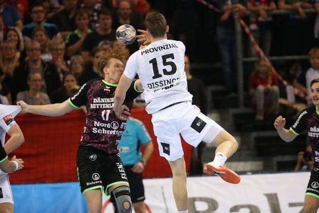 Christian Dissinger (THW Kiel, 15), Simon Jeppsson (SG Flensburg-Handewitt, 17) Flensburg Schleswig-Holstein Deustchland Flens-Arena Copyright: xAgentur54Gradx xSpeedphotosx