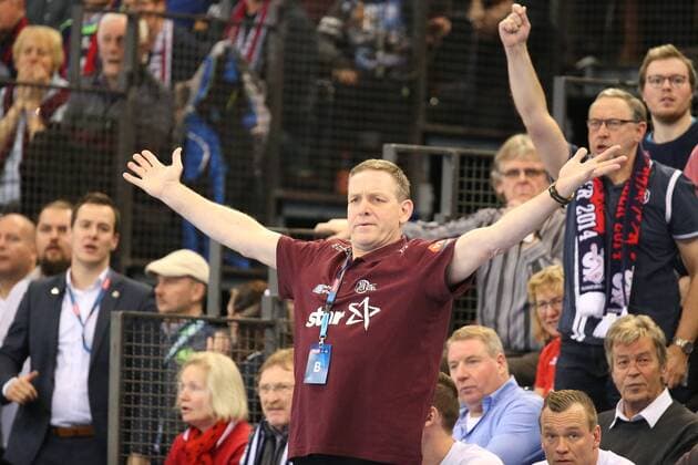 Alfred Gislason (THW Kiel, Trainer) gestikuliert Flensburg Schleswig-Holstein Deustchland Flens-Arena Copyright: xAgentur54Gradx xSpeedphotosx