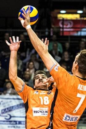 29.11.17 BRV-Alpenvolleys Haching, 1. Bundesliga, Volleyball, Männer, Saison 2017 18 Bild: es stellt Z Pierre Pujol Nr. 18 (BRV) (l.)