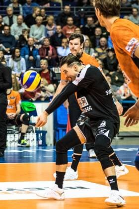 29.11.17 BRV-Alpenvolleys Haching, 1. Bundesliga, Volleyball, Männer, Saison 2017 18 Bild: Bagger-Abwehr von L Luke Perry Nr. 4 (BRV)