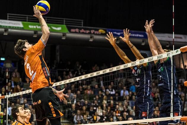 29.11.17 BRV-Alpenvolleys Haching, 1. Bundesliga, Volleyball, Männer, Saison 2017 18 Bild: attack hit von AA Steven Marshall Nr. 2 (BRV) gegen Doppelblock der Alpenvolleys