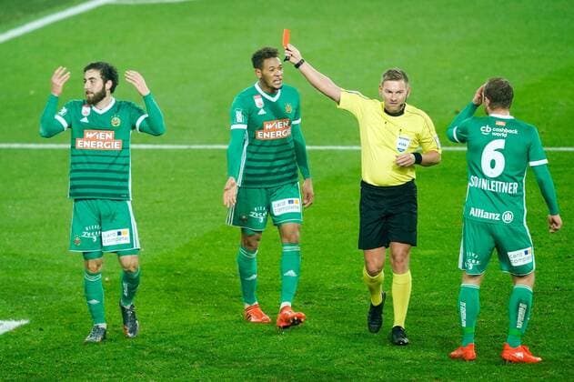 Wien, Oesterreich, 29.11.2017, Fussball, Tipico Fussball Bundesliga - SK Rapid Wien vs CASHPOINT SCR Altach. Bild zeigt Thanks Petsos (SCR), Joelinton (SCR) und Schiedsrichter Manuel Schuettengruber. 29 11 17, Wien, Austria, Sport, Soccer, Tipico Fussball Bundesliga - SK Rapid Wien vs CASHPOINT SCR Altach. Image shows Thanks Petsos (SCR), Joelinton (SCR) and referee Manuel Schuettengruber. 171129_SEPA_01_024.jpg
