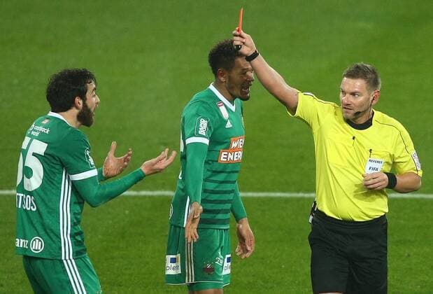 29.11.2017, Allianz Stadion, Wien, AUT, 1. FBL, SK Rapid Wien vs Cashpoint SCR Altach, 17. Runde, im Bild rote Karte fuer Thanos Petsos (SK Rapid Wien) durch Schiedsrichter Manuel Schuettengruber during Austrian Football Bundesliga Match, 17th Round, between SK Rapid Vienna and Cashpoint SCR Altach at the Allianz Arena, Vienna, Austria on 2017 11 29. Wien