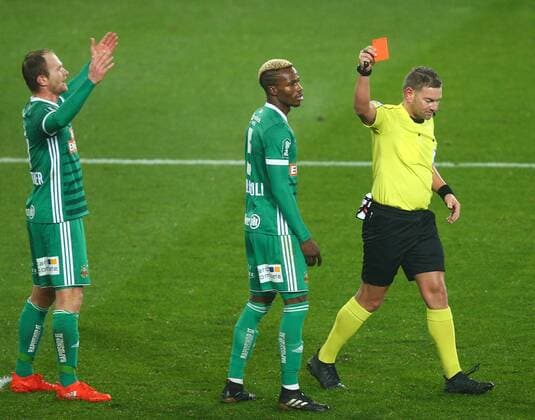 29.11.2017, Allianz Stadion, Wien, AUT, 1. FBL, SK Rapid Wien vs Cashpoint SCR Altach, 17. Runde, im Bild Mario Sonnleitner (SK Rapid Wien), rote Karte fuer Boli Bolingoli Mbombo (SK Rapid Wien) durch Schiedsrichter Manuel Schuettengruber during Austrian Football Bundesliga Match, 17th Round, between SK Rapid Vienna and Cashpoint SCR Altach at the Allianz Arena, Vienna, Austria on 2017 11 29. Wien