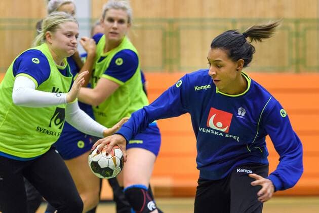 Handball, WM, Damen, Schweden Training 171130 Hanna Blomstrand och Jamina Roberts under en träning med det svenska landslaget inför handbolls-VM den 30 november 2017 i Stuttgart. Copyright: CARLxSANDIN BB171130CS018