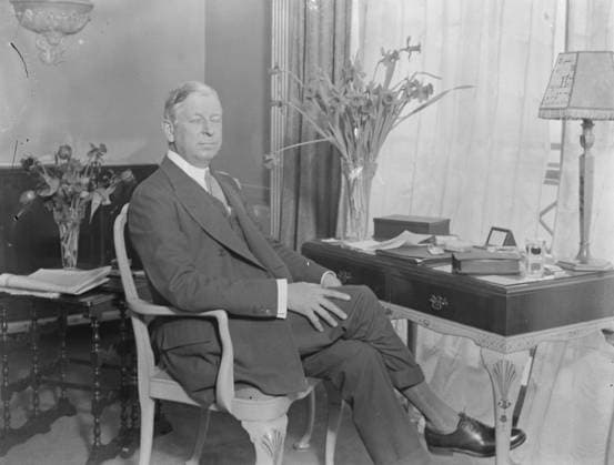 Dwight Davis donor of Davis Cup in London . Mr Dwight Davis , the donor of the Davis Cup , the blue riband of International Lawn Tennis , has arrived in London to attend a luncheon in his honour given by the International Lawn Tennis Club of Great Britain . Mr Dwight Davis photographed at his hotel in London . 16 February 1932, London United Kingdom England Copyright: Topfoto  UnitedArchivesEU061876