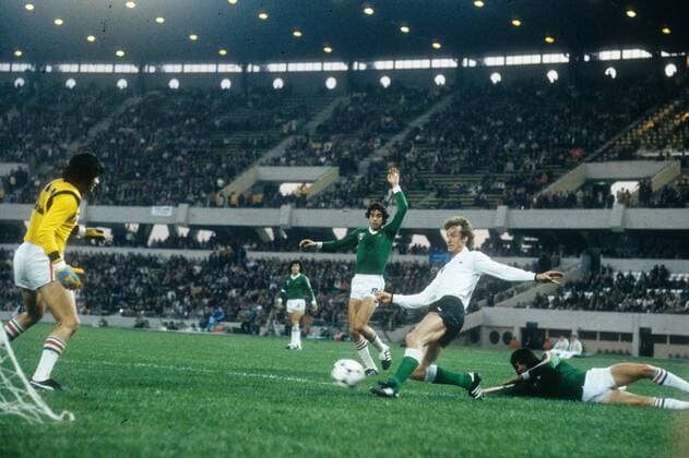 WM 1978 in Mexico: Deutschland - Mexiko 6:0 06.06.1978 in Cordoba. Rainer Bonhof (Deut.) im Strafraum der Mexikaner. *** World Cup 1978 in Mexico Germany Mexico 6 0 06 06 1978 in Cordoba Rainer Bonhof Deut in the penalty area of u200b u200bthe Mexicans HM