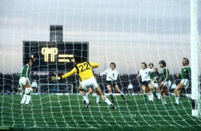 WM 1978 in Mexico: Deutschland - Mexiko 6:0 06.06.1978 in Cordoba. Szene vor dem Tor von Tw. Soto (22 MEX). Hinten: Dieter Müller und Heinz Flohe (v.l.). *** World Cup 1978 in Mexico Germany Mexico 6 0 06 06 1978 in Cordoba Scene before the goal of Tw Soto 22 MEX Behind Dieter Müller and Heinz Flohe v l HM