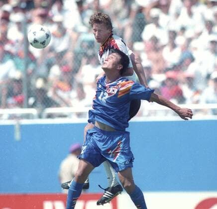 WM 94 Deutschland - Südkorea 3:2 27.06.1994 in Dallas. Guido Buchwald (Deut.) Kopfballsieger gegen Young CHOI (Südkorea). *** WM 94 Germany South Korea 3 2 27 06 1994 in Dallas Guido Buchwald Deut header winner against Young CHOI South Korea HM