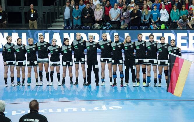 Die Deutsche Mannschaft waehrend der Nationalhymne. Vorrunde Gruppenspiel: Deutschland - Kamerun in Leipzig am 01.12.2017. Handball 23. Frauen Handball-Weltmeisterschaft in Deutschland 2017,