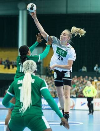 Nadja Mansson (21 GER) gegen Aubiege Njampou Nono (18 CMR) Vorrunde Gruppenspiel: Deutschland - Kamerun in Leipzig am 01.12.2017. Handball 23. Frauen Handball-Weltmeisterschaft in Deutschland 2017,