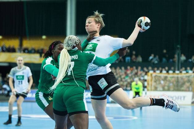 vl: Anne Michelle Essam (15 CMR), Vanessa Djiepmou Medibe (7 CMR), Friederike Gubernatis (42 GER) Vorrunde Gruppenspiel: Deutschland - Kamerun in Leipzig am 01.12.2017. Handball 23. Frauen Handball-Weltmeisterschaft in Deutschland 2017,