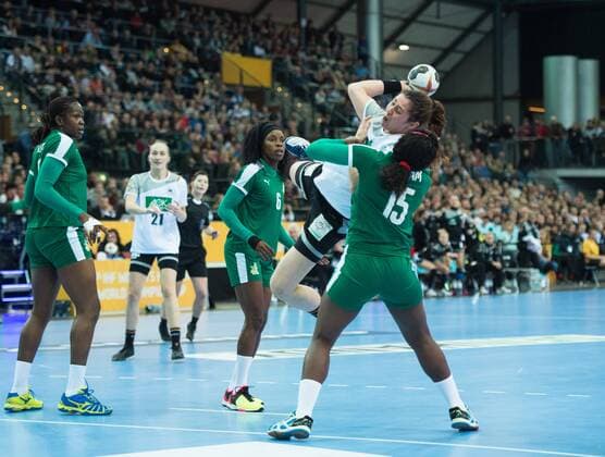 Jenny Karolius (6 GER) am Kreis gegen Anne Michelle Essam (15 CMR) und Jacqueline Mossy Solle (6) Vorrunde Gruppenspiel: Deutschland - Kamerun in Leipzig am 01.12.2017. Handball 23. Frauen Handball-Weltmeisterschaft in Deutschland 2017,