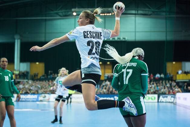 Angie Geschke (26 GER) am Ball gegen Jacky Baniomo (17 CMR) Vorrunde Gruppenspiel: Deutschland - Kamerun in Leipzig am 01.12.2017. Handball 23. Frauen Handball-Weltmeisterschaft in Deutschland 2017,