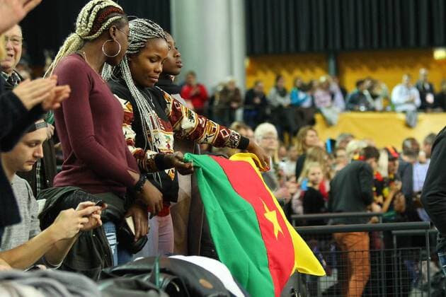 Germany Deutschland vs. Cameroon Kamerun, 01.12.2017 23rd IHF Women s Handball World Championship WM Weltmeisterschaft Germany 2017, Starting Match, Preliminary round, Group D, Germany vs. Cameroon, Arena Leipzig. Handball Weltmeisterschaft der Frauen, Eroeffnungsspiel, Vorrunde, Gruppe D, Deutschland vs. Kamerun. Im Bild: Fans Cameroon, Fahne, flag, Zuschauer, spectators.