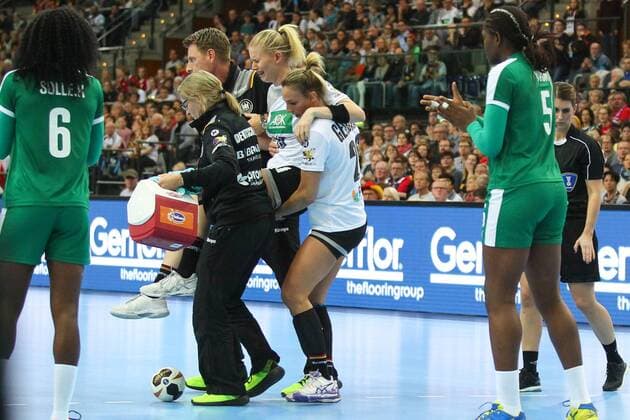 Germany Deutschland vs. Cameroon Kamerun, 01.12.2017 23rd IHF Women s Handball World Championship WM Weltmeisterschaft Germany 2017, Starting Match, Preliminary round, Group D, Germany vs. Cameroon, Arena Leipzig. Handball Weltmeisterschaft der Frauen, Eroeffnungsspiel, Vorrunde, Gruppe D, Deutschland vs. Kamerun. Im Bild: Verletzung, Injury, Kim Naidzinavicius ( 15, GER).