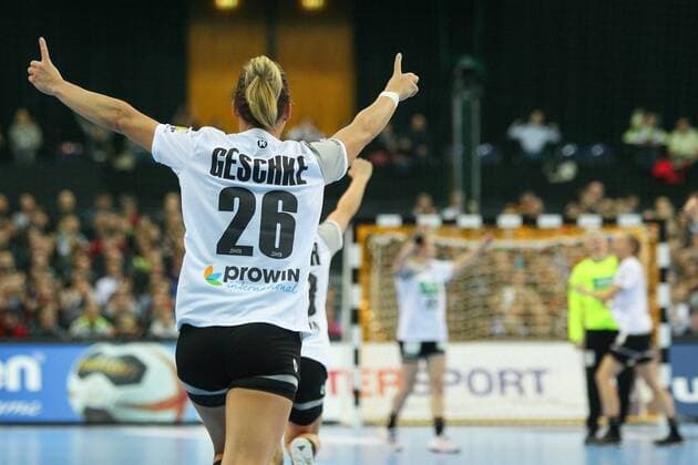 Germany Deutschland vs. Cameroon Kamerun, 01.12.2017 23rd IHF Women s Handball World Championship WM Weltmeisterschaft Germany 2017, Starting Match, Preliminary round, Group D, Germany vs. Cameroon, Arena Leipzig. Handball Weltmeisterschaft der Frauen, Eroeffnungsspiel, Vorrunde, Gruppe D, Deutschland vs. Kamerun. Im Bild: Angie Geschke ( 26, GER), Jubel.