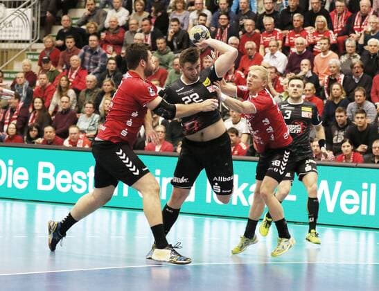 Dennis Szczensy (TUSEM Essen 22) gegen Jan Brosch (ASV Hamm-Westfalen 5)(links) und Julian Possehl (ASV Hamm-Westfalen 48)(rechts), ASV Hamm-Westfalen vs TUSEM Essen, Handball, 2. Bundesliga, 01.12.2017, Hamm Copyright: xStrohdiekx Eibner-Pressefotox EP_jsk