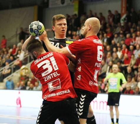Carsten Ridder (TUSEM Essen 24) gegen Bjoern Zintel (ASV Hamm-Westfalen 31)(links) und Markus Fuchs (ASV Hamm-Westfalen 6)(rechts), ASV Hamm-Westfalen vs TUSEM Essen, Handball, 2. Bundesliga, 01.12.2017, Hamm Copyright: xStrohdiekx Eibner-Pressefotox EP_jsk