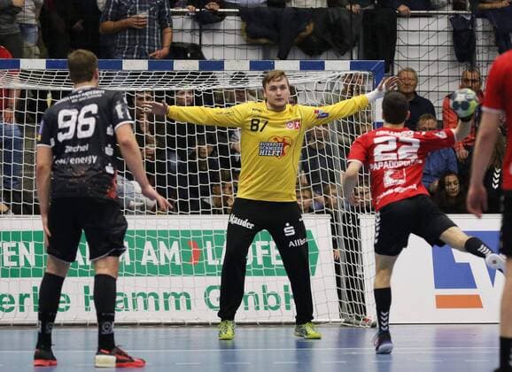 Vyron Papadopoulos (ASV Hamm-Westfalen 22) fuehrt einen Siebenmeter aus gegen Moritz Mangold (TUSEM Essen 87), ASV Hamm-Westfalen vs TUSEM Essen, Handball, 2. Bundesliga, 01.12.2017, Hamm Copyright: xStrohdiekx Eibner-Pressefotox EP_jsk