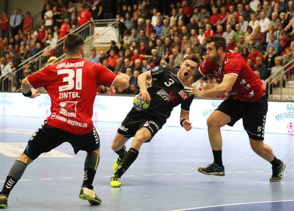 Jonas Ellwanger (TUSEM Essen 3) gegen Bjoern Zintel (ASV Hamm-Westfalen 31)(links) und Jan Brosch (ASV Hamm-Westfalen 5)(rechts) , ASV Hamm-Westfalen vs TUSEM Essen, Handball, 2. Bundesliga, 01.12.2017, Hamm Copyright: xStrohdiekx Eibner-Pressefotox EP_jsk