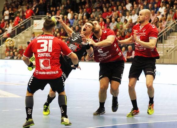 Jonas Ellwanger (TUSEM Essen 3) gegen Bjoern Zintel (ASV Hamm-Westfalen 31)(links) und Jan Brosch (ASV Hamm-Westfalen 5)(rechts) , ASV Hamm-Westfalen vs TUSEM Essen, Handball, 2. Bundesliga, 01.12.2017, Hamm Copyright: xStrohdiekx Eibner-Pressefotox EP_jsk