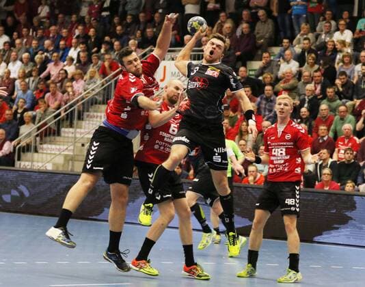 Jonas Ellwanger (TUSEM Essen 3) vorbei an v.l. Jan Brosch (ASV Hamm-Westfalen 5), Markus Fuchs (ASV Hamm-Westfalen 6), Julian Possehl (ASV Hamm-Westfalen 48), ASV Hamm-Westfalen vs TUSEM Essen, Handball, 2. Bundesliga, 01.12.2017, Hamm Copyright: xStrohdiekx Eibner-Pressefotox EP_jsk