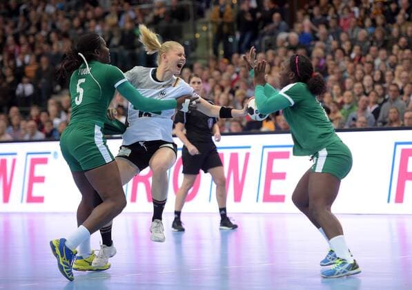 Yvette Yuoh (CMR 5) gegen Kim Naidzinavicius (GER 15) beim Spiel Deutschland (GER) vs Kamerun (CMR), Handball, Frauen, Weltmeisterschaft, Leipzig, 01.12.2017 Leipzig Copyright: xModlax Eibner-Pressefotox EP_cma