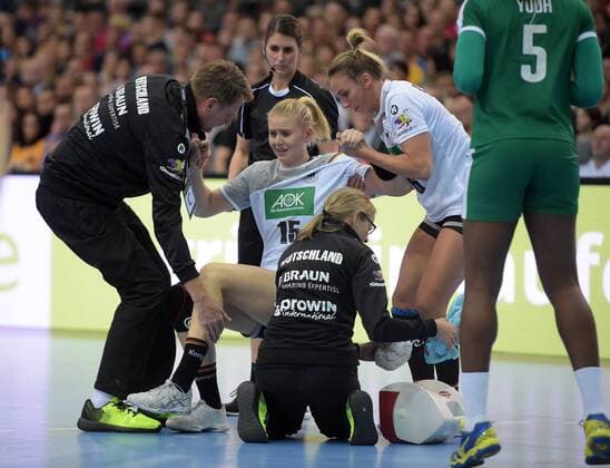 Kim Naidzinavicius (GER 15) wird von Angie Geschke (GER 26) nach einer Verletzung getragen beim Spiel Deutschland (GER) vs Kamerun (CMR), Handball, Frauen, Weltmeisterschaft, Leipzig, 01.12.2017 Leipzig Copyright: xModlax Eibner-Pressefotox EP_cma