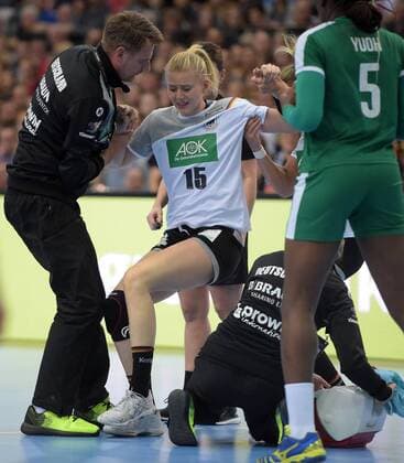 Kim Naidzinavicius (GER 15) wird von Angie Geschke (GER 26) nach einer Verletzung getragen beim Spiel Deutschland (GER) vs Kamerun (CMR), Handball, Frauen, Weltmeisterschaft, Leipzig, 01.12.2017 Leipzig Copyright: xModlax Eibner-Pressefotox EP_cma